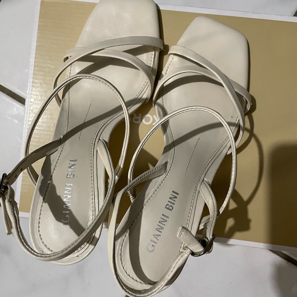 Gianni Bini style neveena size 6 color egg shell